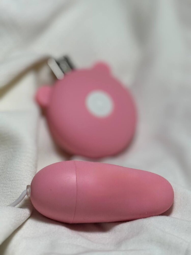 Виброяйцо EXCLUSIVE ANGEL SINGLE VIBRATING 70246 Виброяйцо — это небольшая секс-игрушка, которая вставляется во влагалище и используется для стимуляции вибрацией или тренировки мышц тазового дна.